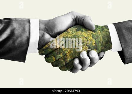 Green Deal Concept, stretta di mano. Doppia esposizione, mani con foresta. Foto Stock