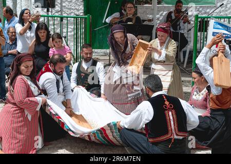 Dora, Distretto di Limassol, Cipro - 28 maggio 2023: Ensemble di Danza popolare si esibisce al Festival Ana-Viomata Foto Stock