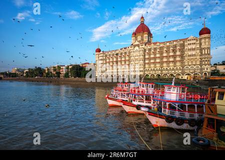 Barche turistiche di fronte al famoso Taj Hotel al mattino Foto Stock