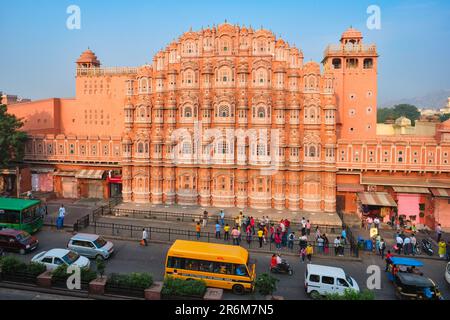 Famoso storico landmak rosa Hawa Mahal Palazzo dei Venti con persone e trasporto. Jaipur, Rajasthan, India Foto Stock