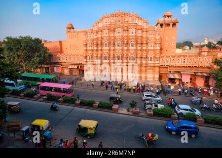 Famoso storico landmak rosa Hawa Mahal Palazzo dei Venti con persone e trasporto. Jaipur, Rajasthan, India Foto Stock