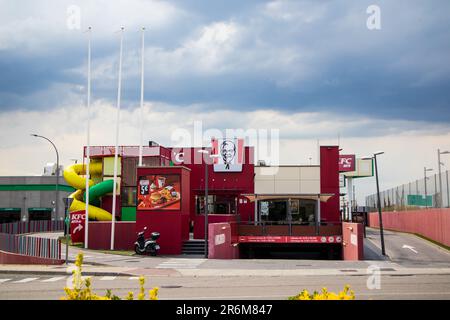 Madrid, Spagna. 1 maggio 2023 il Kentucky Fried Chicken è una catena internazionale di ristoranti fast food specializzati in piatti a base di pollo. L'esterno di un Foto Stock