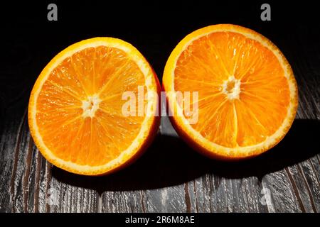 frutta a fette di arancia su sfondo di legno Foto Stock