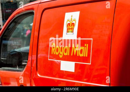Cardiff, Galles - 8 giugno 2023: Vista laterale di un furgone di consegna postale Royal Mail. Foto Stock