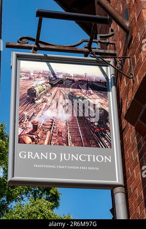 Primo piano di Grand Junction pub segno nel centro della città di Crewe Cheshire UK Foto Stock