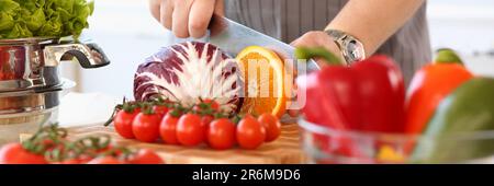 Cuocere a bordo i tagli di verdure e frutta con un coltello Foto Stock