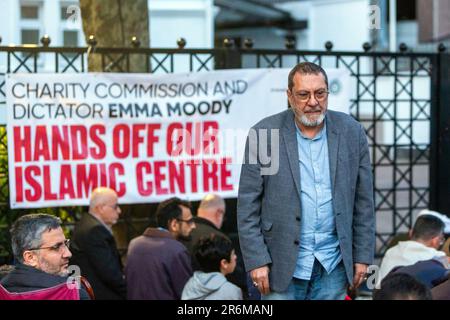 Londra Regno Unito. 8 giugno 2023. Il Centro Islamico d'Inghilterra è un edificio religioso e culturale situato a Maida vale, Londra. I manifestanti si sono riuniti fuori dal Centro Islamico d’Inghilterra per pregare e protestare contro la chiusura del centro a seguito della nomina di un manager ad interim non musulmano responsabile degli affari islamici della Carità. La Charity Commission afferma che l'ente benefico è stato oggetto di un'indagine legale da parte dell'autorità di regolamentazione dal novembre 2022. Abdullah Bailey/Alamy Live News Foto Stock