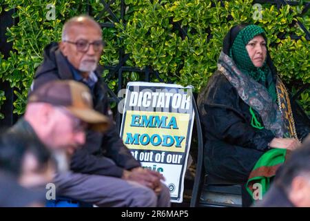 Londra Regno Unito. 8 giugno 2023. Il Centro Islamico d'Inghilterra è un edificio religioso e culturale situato a Maida vale, Londra. I manifestanti si sono riuniti fuori dal Centro Islamico d’Inghilterra per pregare e protestare contro la chiusura del centro a seguito della nomina di un manager ad interim non musulmano responsabile degli affari islamici della Carità. La Charity Commission afferma che l'ente benefico è stato oggetto di un'indagine legale da parte dell'autorità di regolamentazione dal novembre 2022. Abdullah Bailey/Alamy Live News Foto Stock