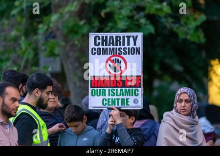 Londra Regno Unito. 8 giugno 2023. Il Centro Islamico d'Inghilterra è un edificio religioso e culturale situato a Maida vale, Londra. I manifestanti si sono riuniti fuori dal Centro Islamico d’Inghilterra per pregare e protestare contro la chiusura del centro a seguito della nomina di un manager ad interim non musulmano responsabile degli affari islamici della Carità. La Charity Commission afferma che l'ente benefico è stato oggetto di un'indagine legale da parte dell'autorità di regolamentazione dal novembre 2022. Abdullah Bailey/Alamy Live News Foto Stock