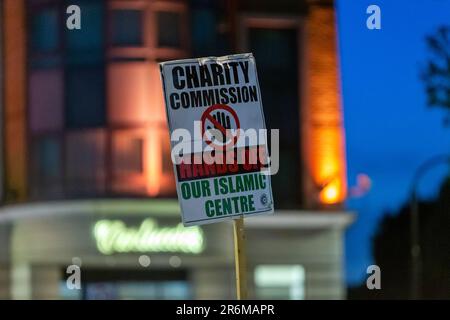 Londra Regno Unito. 8 giugno 2023. Il Centro Islamico d'Inghilterra è un edificio religioso e culturale situato a Maida vale, Londra. I manifestanti si sono riuniti fuori dal Centro Islamico d’Inghilterra per pregare e protestare contro la chiusura del centro a seguito della nomina di un manager ad interim non musulmano responsabile degli affari islamici della Carità. La Charity Commission afferma che l'ente benefico è stato oggetto di un'indagine legale da parte dell'autorità di regolamentazione dal novembre 2022. Abdullah Bailey/Alamy Live News Foto Stock