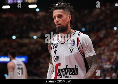 Milano, Italia. 09th giugno, 2023. Italia, Milano, giugno 9 2023: Daniel Hackett (Virtus guard) Throw-in in 3rd quarto durante il gioco di basket EA7 Emporio Armani Milano vs Virtus Segafredo Bologna, finale game1 playoff LBA 2022-2023 (Foto di Fabrizio Andrea Bertani/Pacific Press) Credit: Pacific Press Media Production Corp./Alamy Live News Foto Stock