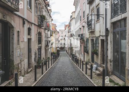 Vista degli edifici storici di appartamenti a Lisbona, Portogallo. Foto Stock