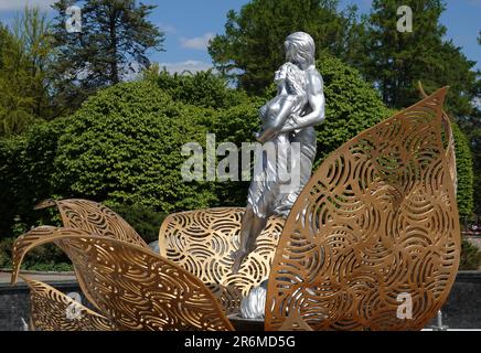 Kiev, Ucraina 5 maggio 2023: Monumento degli amanti nel giardino botanico Grishka della città di Kyiv Foto Stock