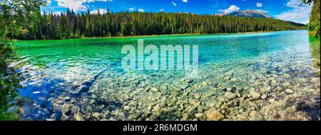 Vista panoramica del lago 5th nella regione della Valle dei cinque Laghi vicino al Jasper National Park nelle Montagne Rocciose del Canada Foto Stock