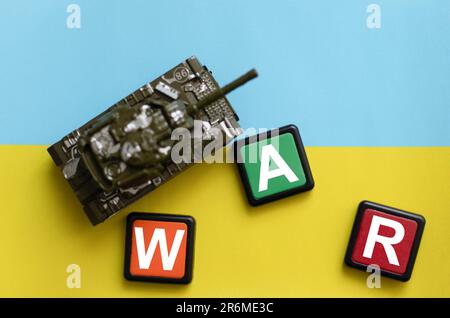 Cubetti di legno con parola di guerra su sfondo grigio. Spazio disponibile per la copia Foto Stock
