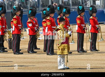 Horse Guards Parade, Londra, Regno Unito il 10 2023 giugno. Le band si mescolano con il nome di HRH Prince William, The Prince of Wales, che recensisce i reggimenti delle Divisioni Household come il colonnello regimentale delle Guardie gallesi durante la Trooping the Colour alla Horse Guards Parade, Londra, Regno Unito il 10 2023 giugno. Le divisioni sulla parata includono, le guardie piedi; le guardie Grenadier, le guardie Coldstream, le guardie scozzesi, Le Guardie irlandesi, le Guardie gallesi, con il reggimento Household Cavalry montato composto dalle Guardie della vita e il Blues e Royals che insieme forniscono l'Escort del Sovrano. Credito: Francis Knight/Alam Foto Stock