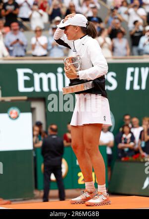 Parigi, Francia, 10th. Giugno 2023. Il tennista polacco IgA Swiatek con il trofeo al torneo di tennis French Open 2023 al Roland Garros di sabato 10.06.2023, © Juergen Hasenkopf / Alamy Live News Foto Stock