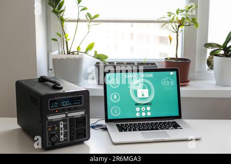 Stazione di ricarica per telefono, tablet, computer portatile e altri dispositivi quando non c'è luce durante l'oscuramento. Batteria del gruppo di alimentazione dell'alternatore in assenza di Foto Stock