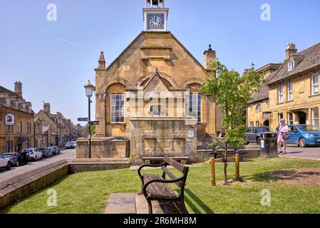 Chipping Campden, Torre dell'Orologio, Municipio, High Street, Cotswolds, Gloucestershire, Inghilterra, Regno Unito Foto Stock