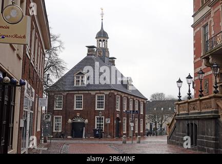 Leer, Germania - Jan 29 2023 questo edificio si chiama Alte Waage (vecchia casa di pesatura) e si trova presso il porto commerciale di Leer. È stato costruito nel 1714 Foto Stock