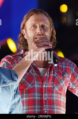 Nashville, Tennessee, Stati Uniti. 8th giugno, 2023. Dierks Bentley sul palco per il CMA Fest 2023 - GIO 2, Nissan Stadium, Nashville, TN 8 giugno 2023. Credit: Derek Storm/Everett Collection/Alamy Live News Foto Stock