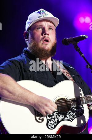 Nashville, Tennessee, Stati Uniti. 8th giugno, 2023. Sul palco per il CMA Fest 2023 - GIO 2, Nissan Stadium, Nashville, TN 8 Giugno 2023. Credit: Derek Storm/Everett Collection/Alamy Live News Foto Stock