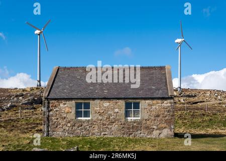 Turbine eoliche e Culswick Methodist Church sulle Shetland Mainland. Foto Stock