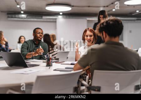 Diversi gruppi multirazziali di uomini d'affari che hanno una riunione in ufficio Foto Stock