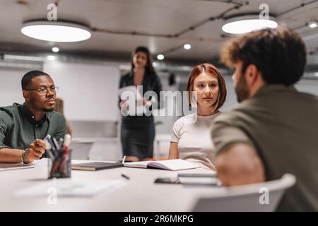 Diversi gruppi multirazziali di uomini d'affari che hanno una riunione in ufficio Foto Stock