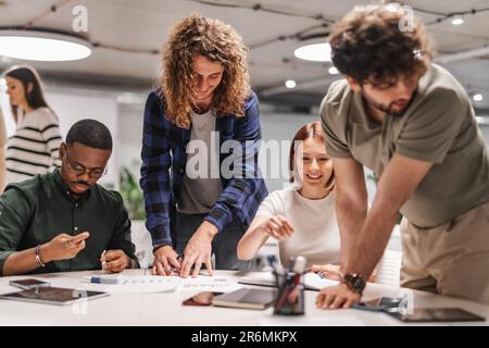 Gruppo di giovani imprenditori che hanno una discussione su Foto Stock
