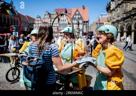 Brema, Germania. 10th giugno, 2023. Il gruppo di artisti 'Marik&Co' dei Paesi Bassi presenta lo spettacolo 'Sisters of SOAP' sulla piazza del mercato di fronte al municipio. Artisti internazionali si esibiranno al festival teatrale di strada 'la strada' fino al 11 giugno 2023. Migliaia di spettatori hanno visitato il centro della città nei primi due giorni del festival per passeggiare da una tappa all'altra nelle temperature estive. Credit: Hauke-Christian Dittrich/dpa/Alamy Live News Foto Stock