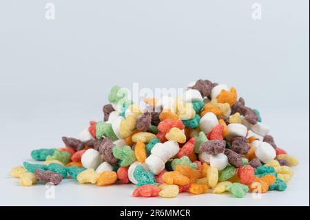 Mucchio di dolci cornflakes isolato su sfondo bianco studio Foto Stock