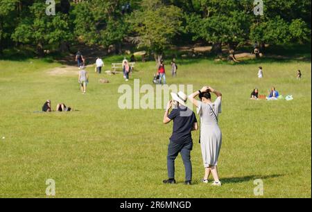 Le persone amano il caldo del Richmond Park, Londra. Data immagine: Sabato 10 giugno 2023. Foto Stock