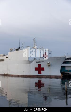 Il Navy Hospital Ship Mercy degli Stati Uniti in un porto di Los Angeles, California, in risposta alla crisi COVID. Foto Stock