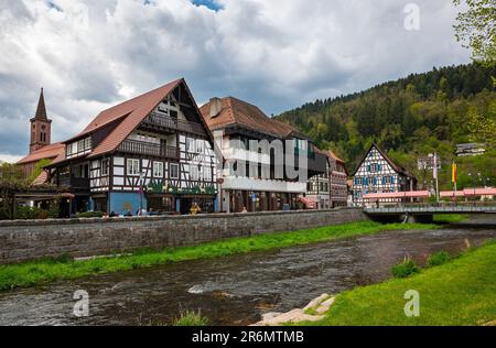 Vista panoramica delle tipiche case tedesche tradizionali lungo il fiume Schiltach, Germania. Foto Stock