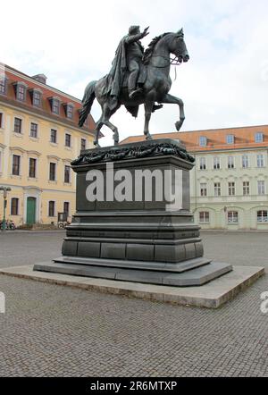 Statua equestre del Duca Karl August, in Piazza della democrazia, opera scultorea di Adolf von Donndorf, creata nel 1875 a Weimar, Germania Foto Stock