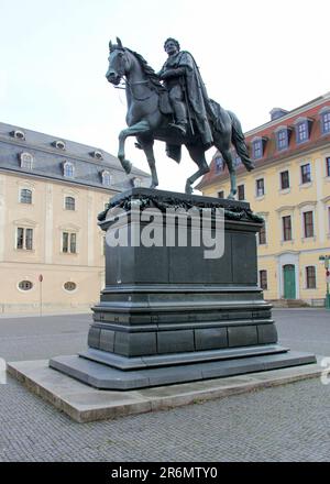 Statua equestre del Duca Karl August, in Piazza della democrazia, opera scultorea di Adolf von Donndorf, creata nel 1875 a Weimar, Germania Foto Stock