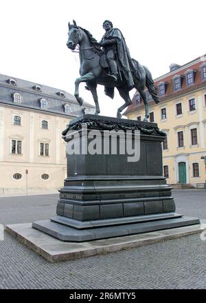 Statua equestre del Duca Karl August, in Piazza della democrazia, opera scultorea di Adolf von Donndorf, creata nel 1875 a Weimar, Germania Foto Stock