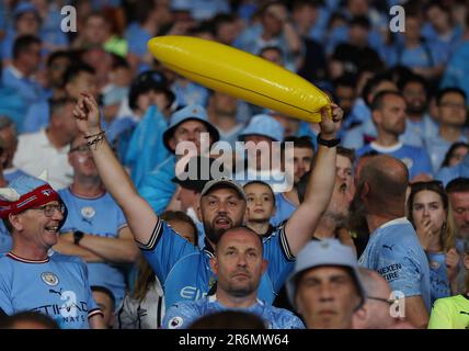 Istanbul, Turchia. 10th giugno, 2023. Un fan della città di Manchester tiene una banana gonfiabile durante la finale della UEFA Champions League allo Stadio Olimpico Ataturk di Istanbul. Il credito dell'immagine dovrebbe essere: Paul Terry/Sportimage Credit: Sportimage Ltd/Alamy Live News Foto Stock