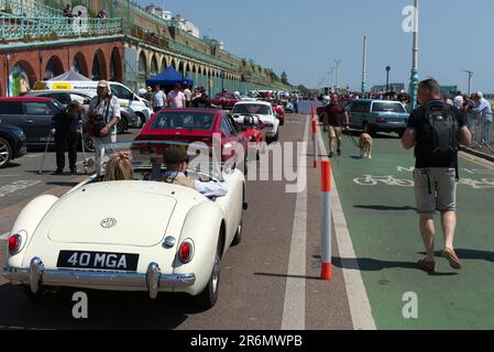 White MGA arrivo a Madeira Drive a Londra per Brighton Modern Classic Car Run che parte dal Brooklands Museum. Foto Stock
