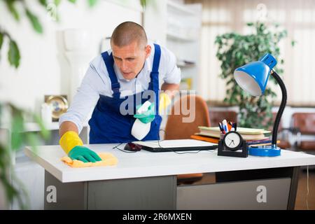 Mobili per la spolveratura in ufficio con attrezzature per la pulizia Foto Stock