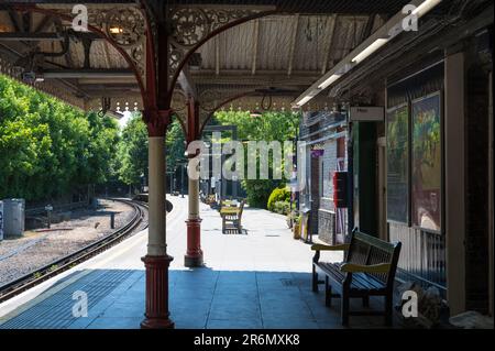 Vista lungo il binario alla stazione della metropolitana di Chesham Metropolitan Line. Buckinghamshire, Inghilterra, Regno Unito Foto Stock