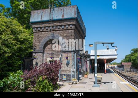 Vecchia torre dell'acqua alla stazione ferroviaria della linea metropolitana di Chesham. Reliquia dell'era passata della ferrovia a vapore. Chesham, Buckinghamshire, Inghilterra, Regno Unito Foto Stock