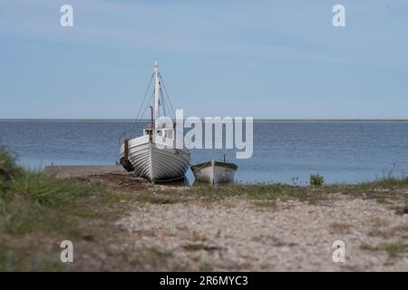 Due barche abbandonate sull'isola di Saaremaa in Estonia Foto Stock