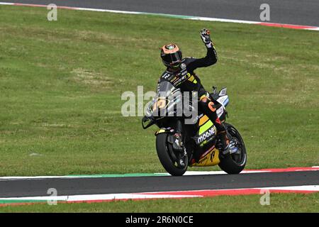 Mugello, Italia. 10th giugno, 2023. Il pilota italiano Luca Marini del Mooney VR46 Racing Team saluta i fan durante il Gran Premio d'Italia di Tissot Sprint MotoGP, Campionato del mondo MotoGP in Mugello, 10 2023 giugno Credit: Independent Photo Agency/Alamy Live News Foto Stock