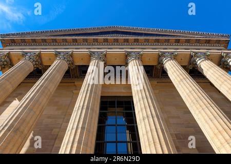 Facciata con colonne antiche del vecchio edificio nel Philadelphia Museum of Art, Philadelphia, Pennsylvania. Foto Stock