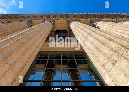 Facciata con colonne antiche del vecchio edificio nel Philadelphia Museum of Art, Philadelphia, Pennsylvania. Foto Stock