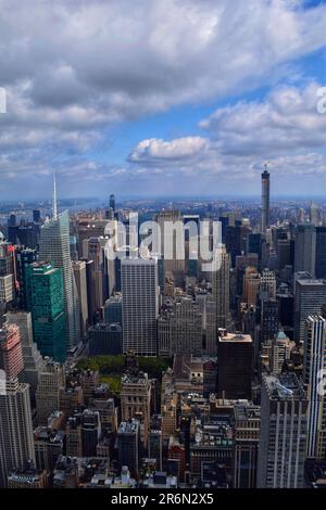 Esplora il fascino senza tempo di New York City e la Statua della libertà attraverso accattivanti fotografie, rivelando l'energia vibrante e iconica della città Foto Stock