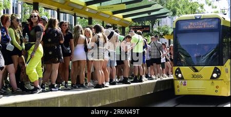 Manchester, Regno Unito. 10th giugno, 2023. Le piattaforme del tram Metrolink sono affollate, mentre circa 82.000 appassionati di musica si dirigono al Parklife Festival, il festival musicale annuale che si tiene a giugno ogni anno a Heaton Park, Manchester, Regno Unito, per il primo giorno dell'evento di due giorni. Il Metrolink ha chiuso alcune fermate del tram nel centro di Manchester, come Exchange Square, Market Street e Piccadilly Gardens, dato che si trovano in viaggio molti. Questo ha sorpreso alcuni viaggiatori che non sapevano che le fermate del tram sarebbero state chiuse. Credit: Terry Waller/Alamy Live News Foto Stock