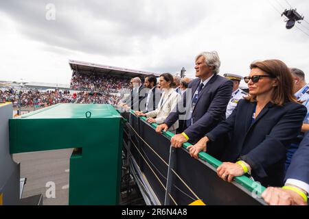 Le Foll Stéphane, sindaco di le Mans, ritratto con il ministro dello Sport Amélie Oudea-Castéra e BEN SULAYEM Mohammed (are), presidente della FIA, ritratto durante la 24 ore di le Mans 2023 sul circuito des 24 Heures du Mans dal 10 al 11 giugno 2023 a le Mans, Francia - Photo Germain Hazard/DPPI Credit: DPPI Media/Alamy Live News Foto Stock